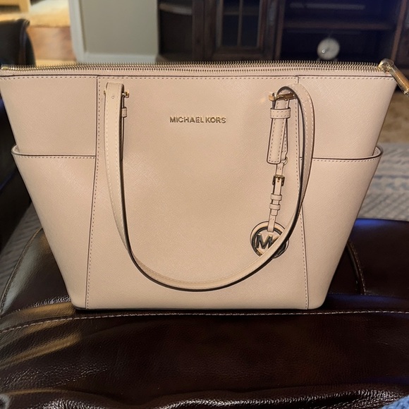 Michael Kors beige purse - Picture 1 of 5